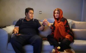 فرهاد اصلانی و مریلا زارعی در نمایی از فیلم سینمایی سقف دودی