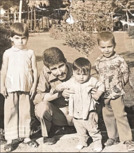 کودکی حمیدرضا آذرنگ در کنار پدر و خواهر و برادرش