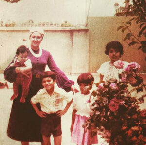 عکس سارا خوئینی‌ها به همراه مادر و خواهر و برادرانش