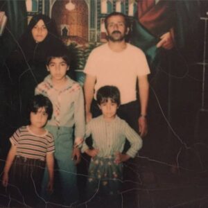 محسن تنابنده در کنار پدر و مادر و خواهر و برادرش