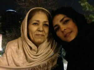 هدی زین‌ العابدین به همراه مادرش