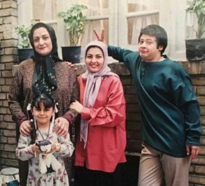 علی صادقی و مریم امیر جلالی در کنار آناهیتا همتی - پشت صحنه سریال خانه به دوش