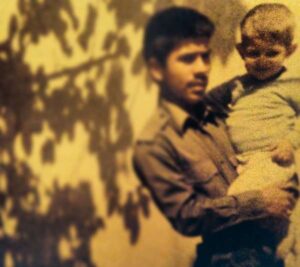 کودکی هومن سیدی در آغوش پدرش