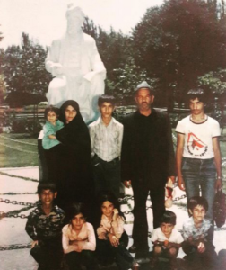 مجید صالحی نفر دوم نشسته از سمت راست و خانواده اش