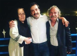 عباس جمشیدی در کنار پدر و مادرش