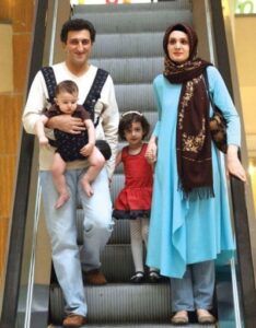 عکس یوسف صیادی و همسر و فرزندانش