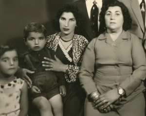 کودکی مریم بوبانی در کنار برادر ، مادر و مادربزرگش