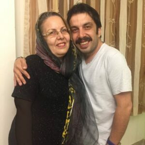 عباس جمشیدی در کنار مادرش