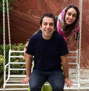 عباس جمشیدی در کنار همسرش
