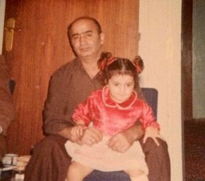 کودکی شبنم قلی خانی در آغوش پدرش