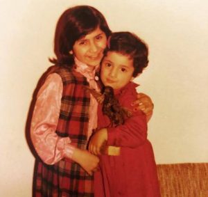 کودکی شبنم قلی خانی در کنار خواهرش
