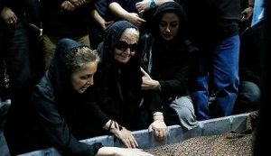 مینا جعفرزاده و دخترش سولماز زرین پور در مراسم تشییع جنازه بهمن زرین پور