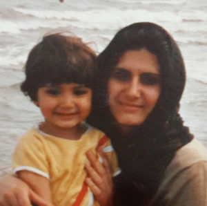 سمیرا حسن پور در کنار مادرش