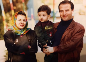 کودکی امیر کاظمی در کنار پدر و مادرش