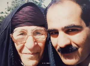 جوانی سیاوش چراغی پور در کنار مادرش