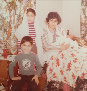 عکس قدیمی افشین هاشمی در کنار خواهر و مادرش و برادرش امیر