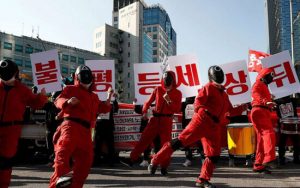 تظاهرات در کره جنوبی با لباس بازیگران اسکویید گیم