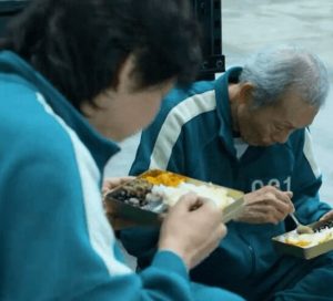  سئونگ گی-هون در یک صحنه ادای غذا خوردن را در می‌آورد