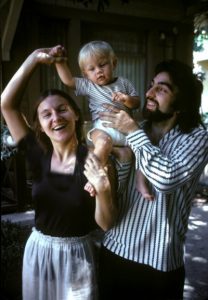 عکس کودکی لئوناردو دی کاپریو به همراه پدر و مادرش