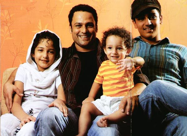 حسین یاری در کنار فرزندانش به ترتیب از راست به چپ: سروش یاری، علی یاری و سارا یاری