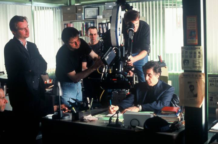 آل پاچینو و نولان (نفر اول از سمت چپ) در پشت‌صحنه فیلم بی‌خوابی (۲۰۰۲)