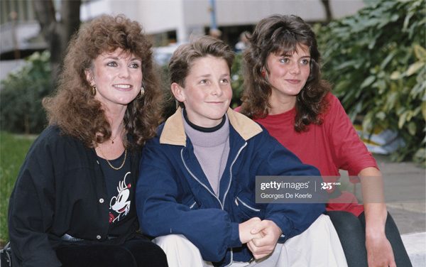 عکس کودکی کریستین بیل در کنار خانواده اش