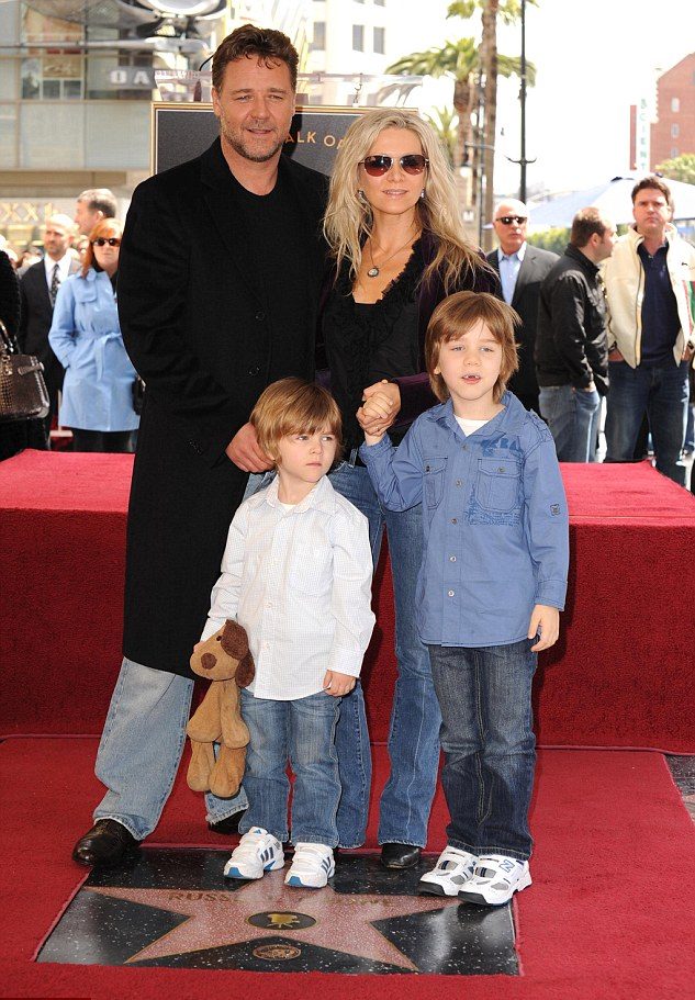 راسل کرو و همسر و فرزندانش