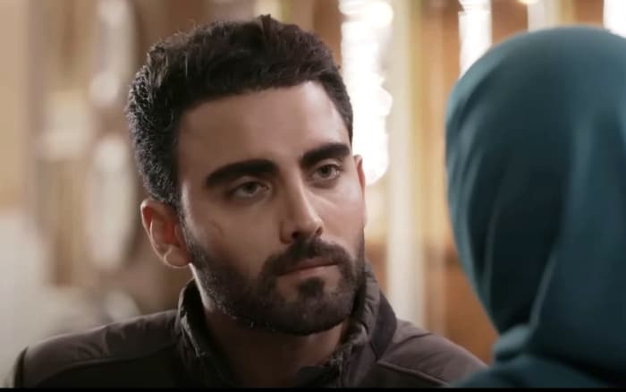 محمد صادقی در نمایی از سریال بی همگان
