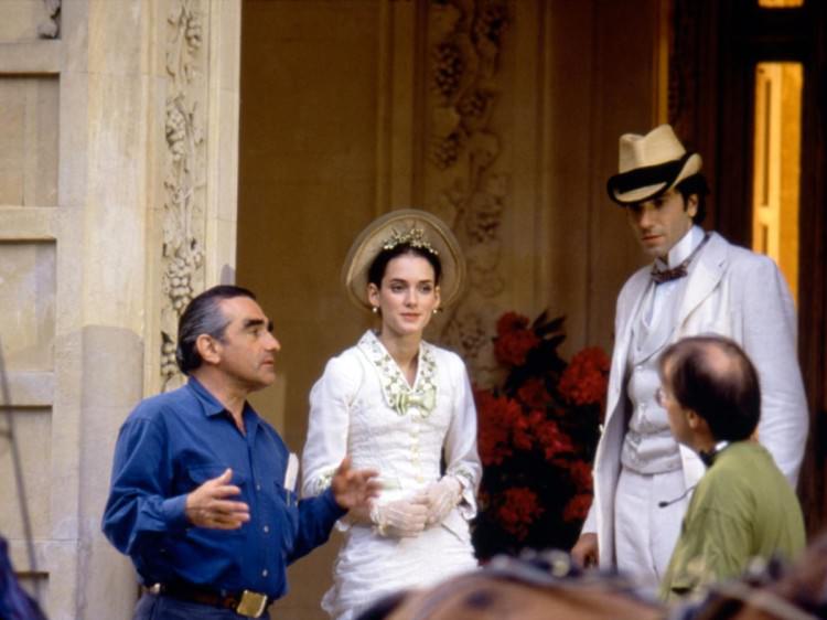 دی لوئیس در کنار وینونا رایدر و مارتین اسکورسیزی در پشت صحنه فیلم The Age of Innocence