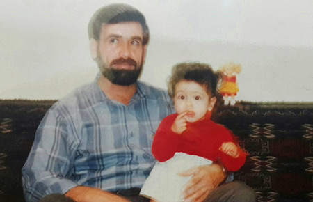 عکس قدیمی میترا رفیع در کنار پدرش