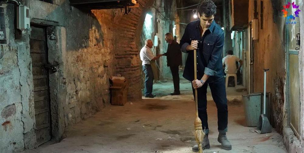مرت رمضان دمیر در نمایی از سریال ترکی «چشم چران عمارت»(Yali Çapkini)