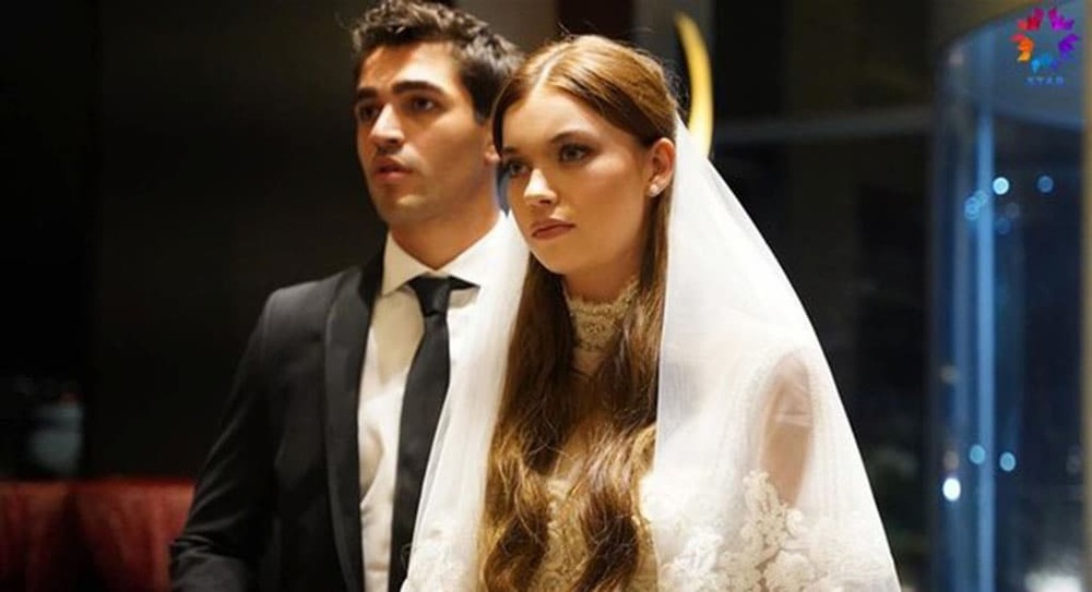 افرا ساراچوغلو و مرت رمضان دمیر در سریال «چشم چران عمارت»(Yali Çapkini)