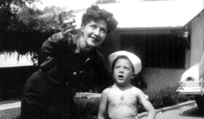 داستین هافمن در کودکی به همراه مادرش