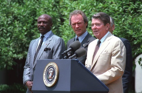 ایستوود به همراه لوئیس گوست، جونیور و رئیس جمهور رونالد ریگان در ژوئیه ۱۹۸۷